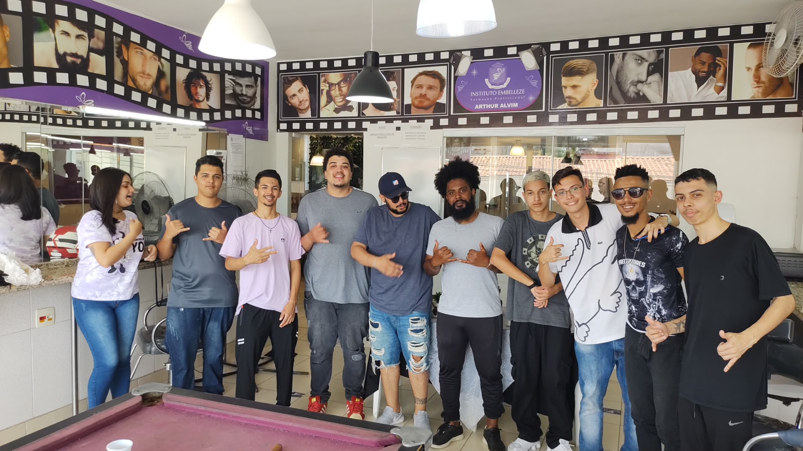 William com a turma de barbeiros no workshop
